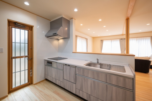 キッチン 丸和建設株式会社の施工事例 美しい木と漆喰で仕上げた明るく暖かい家 thumbnail