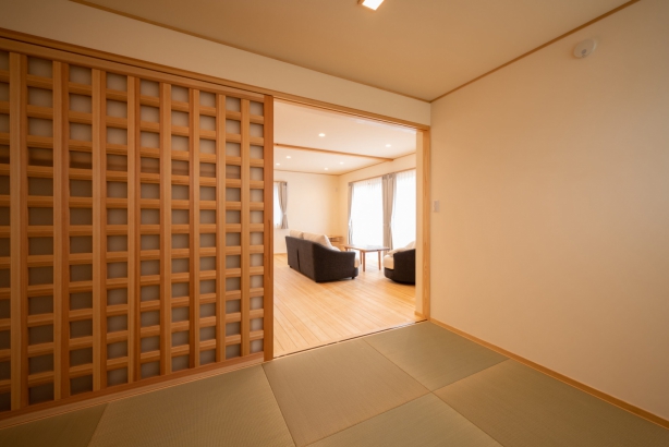 和室② 丸和建設株式会社の施工事例 美しい木と漆喰で仕上げた明るく暖かい家 thumbnail