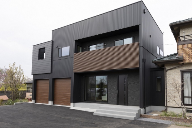 黒を基調に木目のアクセント　クールな印象の外観 住工房つくばの杜の施工事例 インナーガレージの家