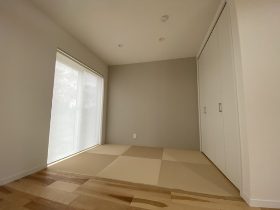 和室 株式会社タクミの施工事例 洗練された2色のサイディングが特徴な家