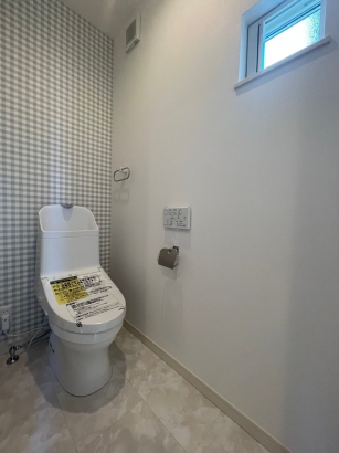 1階トイレ 株式会社タクミの施工事例 【BELS取得2階建て】ホワイトガルバのナチュラルハウス