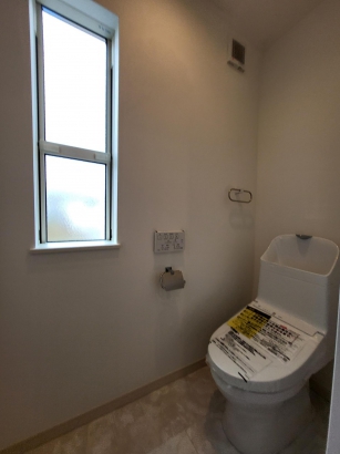 2階トイレ 株式会社タクミの施工事例 【BELS取得2階建て】ホワイトガルバのナチュラルハウス