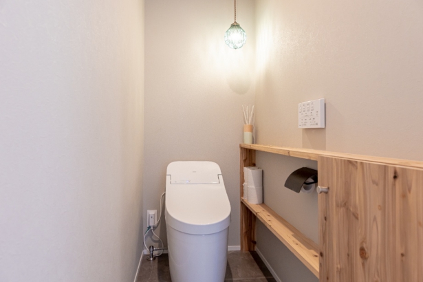トイレ can wood株式会社の施工事例 アメリカンテイスト×光と風の家