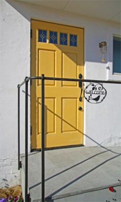 黄色の扉がかわいい玄関