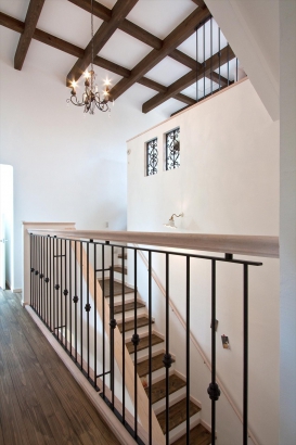 階段 イエローチェアハウス｜株式会社 住建の施工事例 大収納の白いイギリスの家