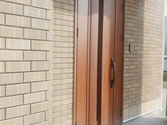 スクラッチブリックタイルに木のデザインの玄関ドアが相性抜群です。 クレバリーホーム 北上店　株式会社ハウステクノスの施工事例 スクラッチブリックタイルの高級感溢れる家