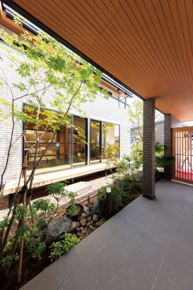   日本ハウスホールディングス　岩手の施工事例 癒しの中庭をどこからでも。 檜で建てるこだわりの家。