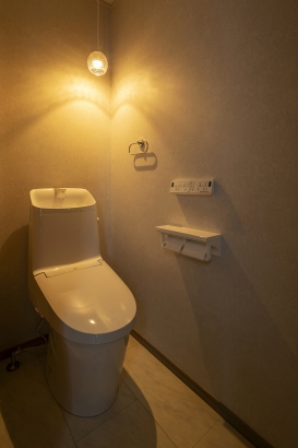 照明がアクセントのトイレ 株式会社　小田島工務店の施工事例 吹抜から朝陽が差し込む家