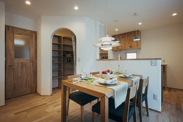   株式会社　フリーダムデザインの施工事例 HouseWorkが愉しめる平屋的暮らしやすさの2階建て