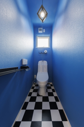 ブルークロスと照明の陰影が素敵なトイレ 株式会社　mofの施工事例 趣味を楽しめるシンプル住宅（ジブンハウス79A モフエディション）