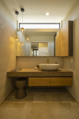 シックな洗面空間 株式会社　HAUSの施工事例 光が透過する家