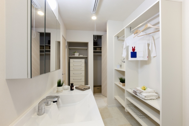 収納が充実した洗面スペース 株式会社ハウスＭ21の施工事例 すべての空間を有効利用したスキップフロアの家