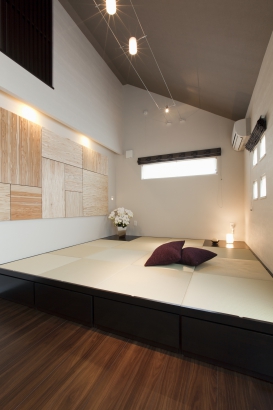 勾配天井で開放的な畳敷きの寝室