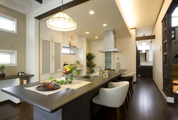 造作カウンター一体型のオープンキッチン 株式会社ハウスＭ21の施工事例 「スキップフロアが特徴の和モダンデザインの住まい」