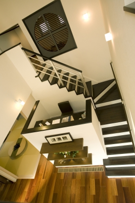 階段の一部を家族共有で使用するワークスペースに 株式会社ハウスＭ21の施工事例 「玄関土間とスキップフロアのある家」