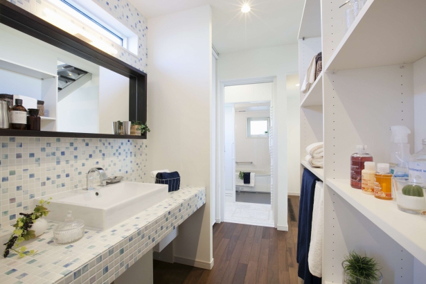 収納が充実した洗面スペース 株式会社ハウスＭ21の施工事例 プラスＯＮＥリビング　（屋上庭園のある暮らし）