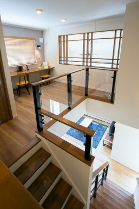 階段を降りると寝室 株式会社ハウスＭ21の施工事例 新発想、中２階へ下りる主寝室