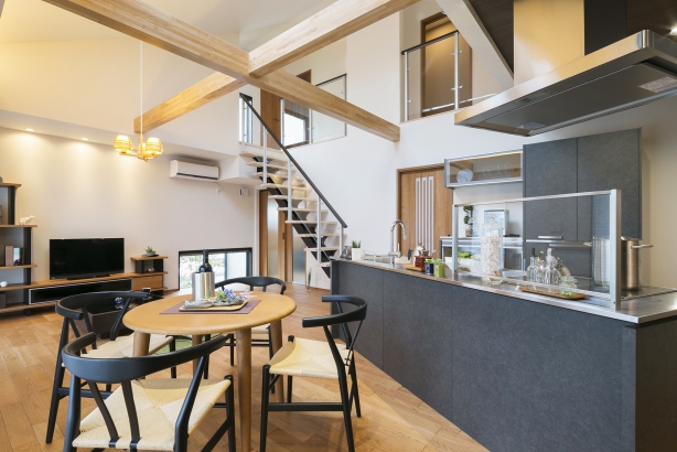 敷地形状に合わせて斜めにレイアウトされたキッチン 株式会社ハウスＭ21の施工事例 豊かさと快適さの追求
