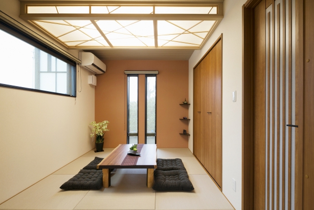 造作の天井照明が印象的な和室 株式会社ハウスＭ21の施工事例 豊かさと快適さの追求