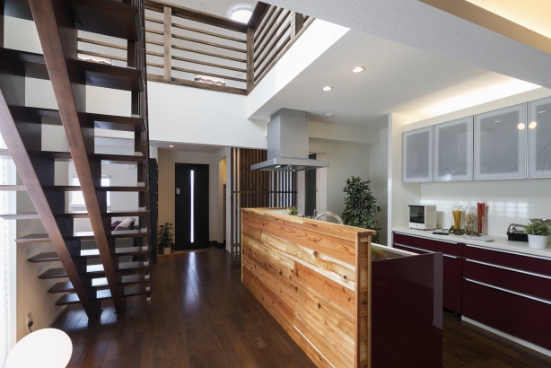 無垢材の腰壁が印象的なキッチン 株式会社ハウスＭ21の施工事例 中庭と屋上提案のある家