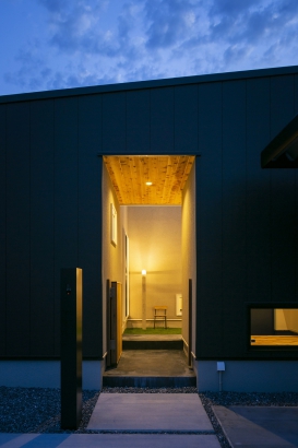 造作照明がある中庭 株式会社ハウスＭ21の施工事例 【+archi】中庭を眺めながらゆったりと過ごせる平屋