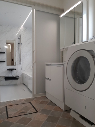 洗面脱衣室／白を基調とした空間にクッションフロアがアクセント 株式会社 アズマハウジングの施工事例 大人かわいいニュアンスカラーの住まい