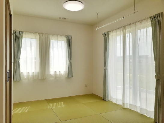 LDKには琉球畳を使ったスペースも 株式会社 アズマハウジングの施工事例 大人かわいいニュアンスカラーの住まい