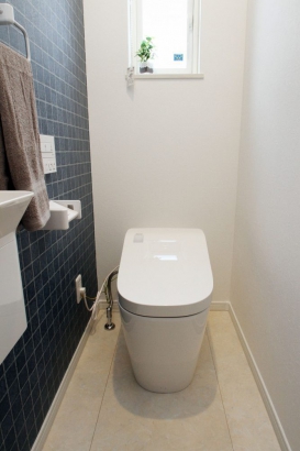 トイレ 株式会社 アズマハウジングの施工事例 家族のつながり感じるスキップフロアの家