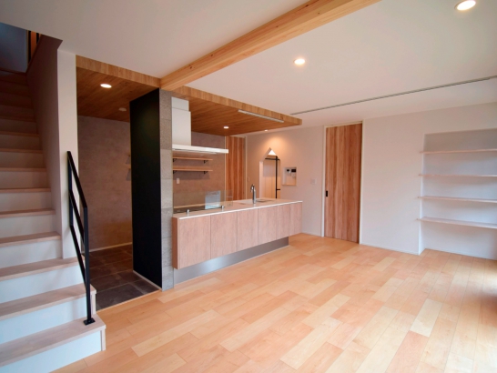 キッチンを中心とした間取り 有限会社 吉田建築の施工事例 個性が光る、家事がしやすい住まい