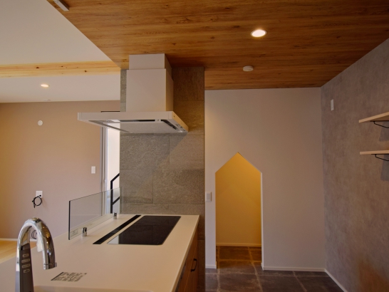 さんかく入り口の階段下収納を備える 有限会社 吉田建築の施工事例 個性が光る、家事がしやすい住まい