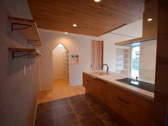 広々としたこだわりのキッチン 有限会社 吉田建築の施工事例 個性が光る、家事がしやすい住まい
