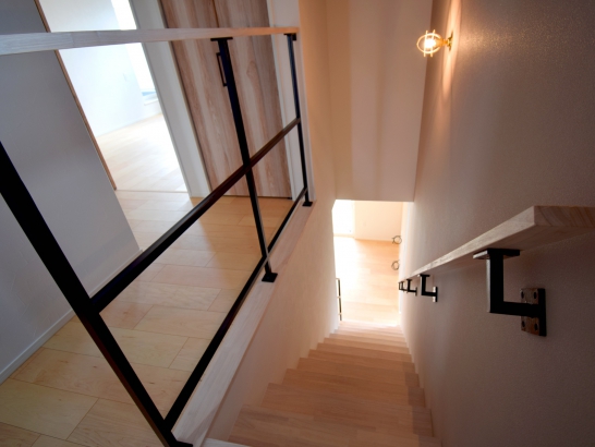 オリジナル手すりのある階段 有限会社 吉田建築の施工事例 個性が光る、家事がしやすい住まい