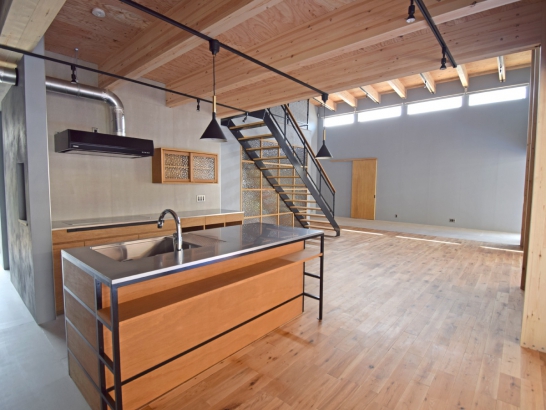 セパレート型の造作キッチン 有限会社 吉田建築の施工事例 「SE構法」で実現する、光とプライバシーを両立させた2世帯住宅のいえ