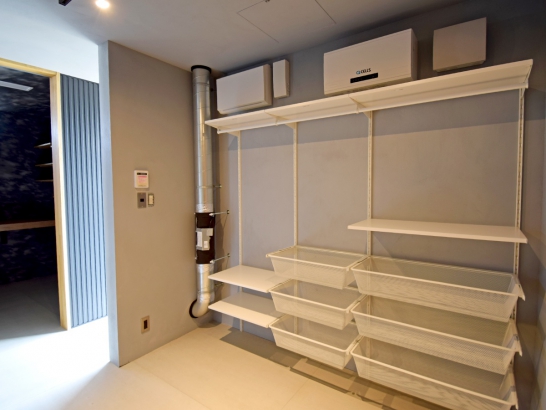 IKEAの家具を使用したウォークインクローゼット 有限会社 吉田建築の施工事例 「SE構法」で実現する、光とプライバシーを両立させた2世帯住宅のいえ