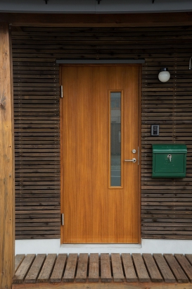 玄関ドアはガデリウス社製の木製玄関ドアを採用しました。