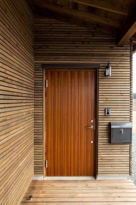 玄関は断熱のためにガデリウス製の木製玄関ドアを採用しました。