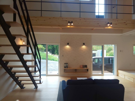 おしゃれなスケルトン階段 Natural Home  株式会社牧野産建の施工事例 classy style  -シンプルで洗練されたデザイン-